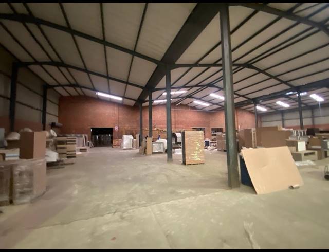 4,000M² WAREHOUSE TO LET IN DEVLAND